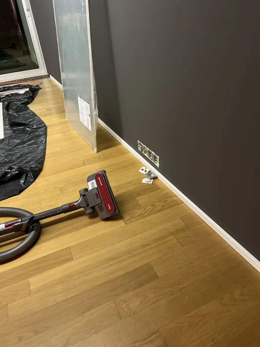 Elektroinstalace — nové zásuvky montované ve dřevěné podlaze, Berounsko