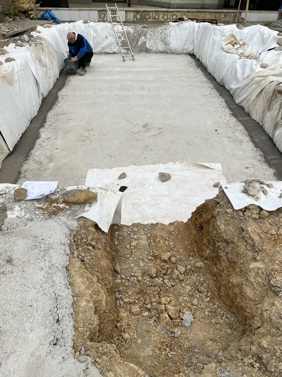 Betonáž základů bazénu — pohled shora na čerstvý beton a izolační vrstvy