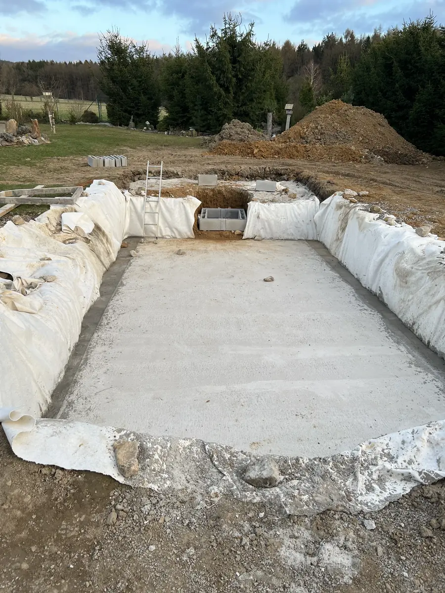 Instalace bazénu — betonová základová deska, pohled z výšky, Berounsko