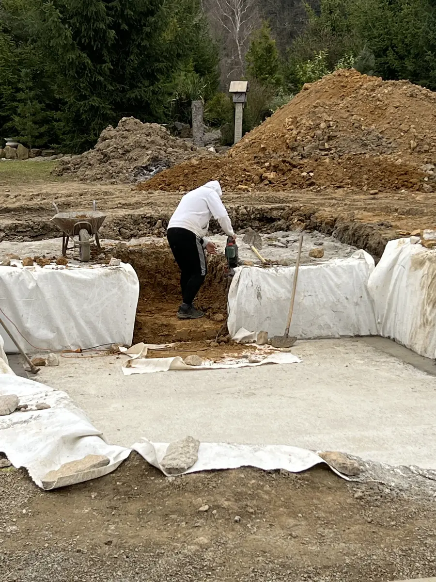 Kopání technické šachty u bazénu — přípojky a rozvody, Berounsko