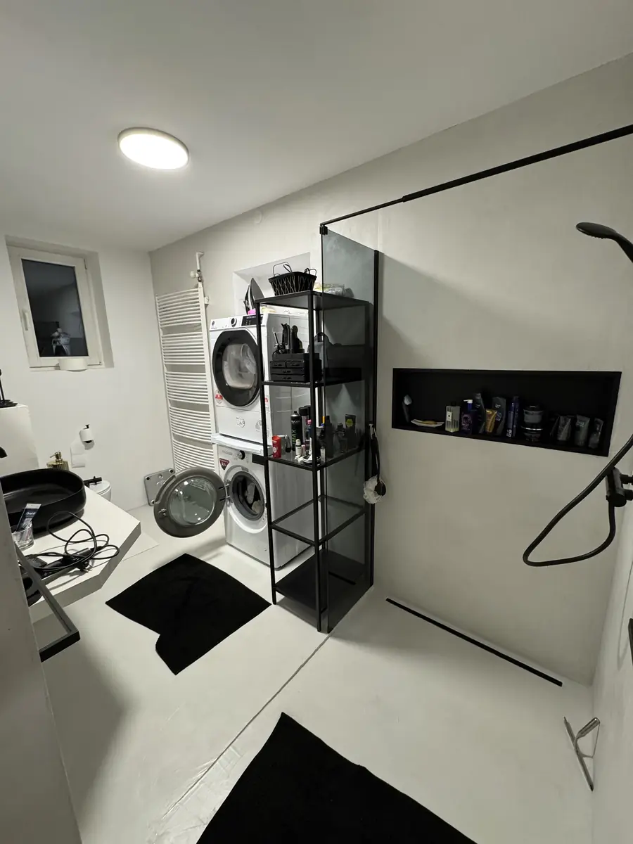 Walk-in sprcha s černými detaily — moderní koupelna po rekonstrukci, Berounsko