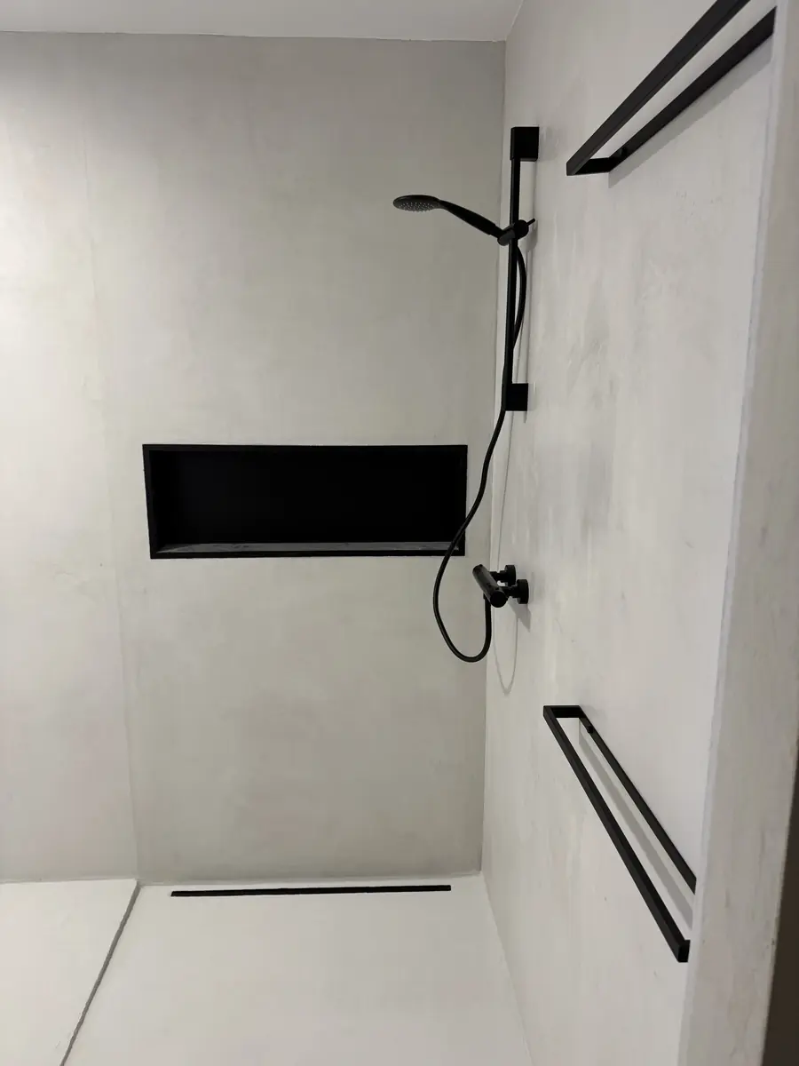Hotová walk-in sprcha bez dveří — černá sprchová souprava, moderní design