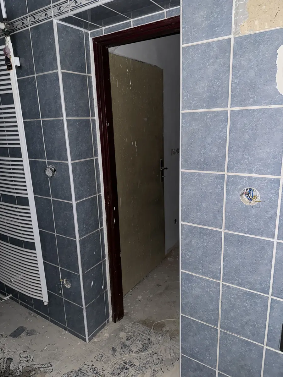 Koupelna s trubkovým sušákem — obklady a rozvody dokončeny, Berounsko